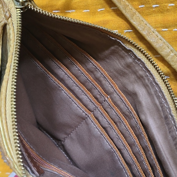 HOBO Darcy Convertible Wristlet - Picture 6 of 16